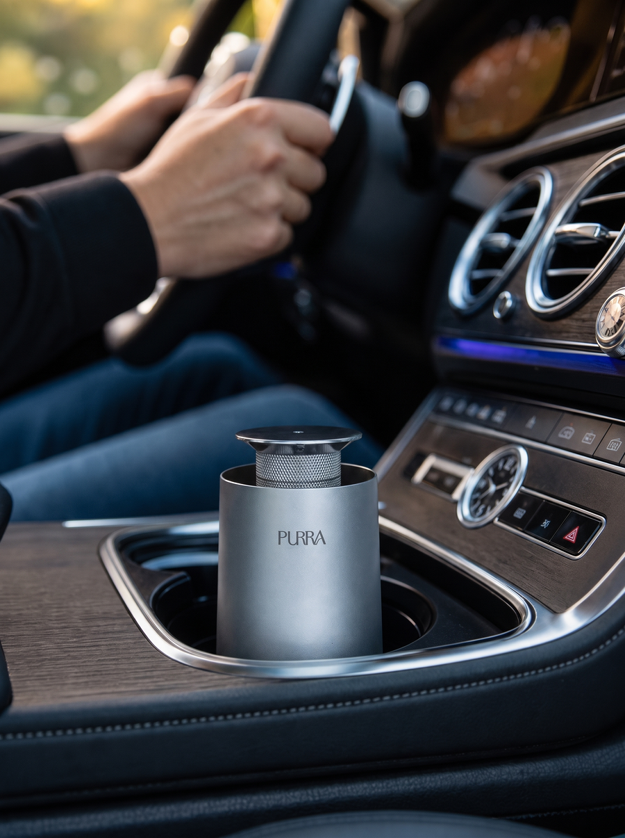 Diffuseur PURRA C30 dans le porte-gobelet d'un intérieur automobile premium, mode voiture intelligent