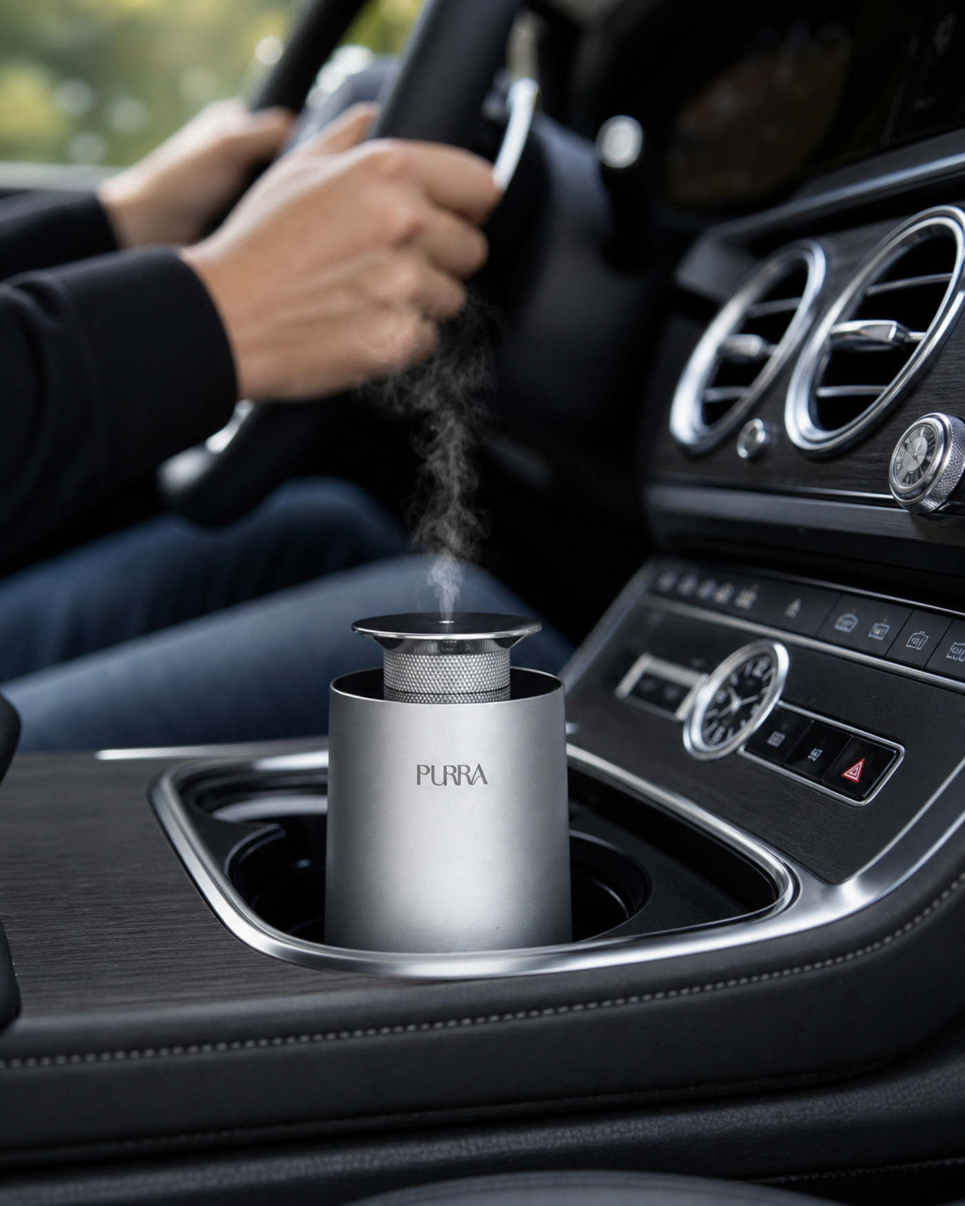 Diffuseur d'huiles essentielles pour voiture PURRA C30 dans le porte-gobelet