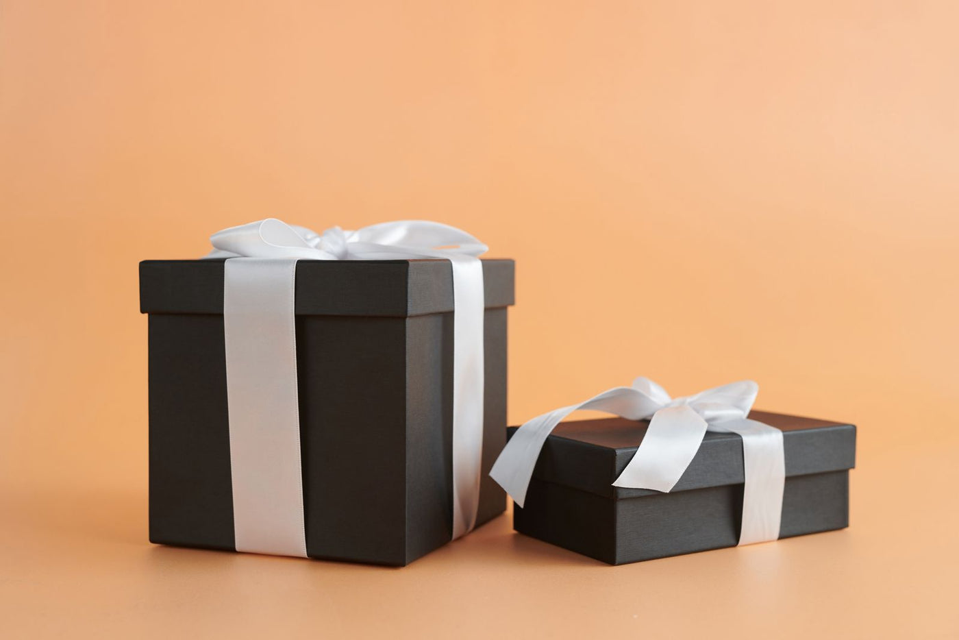 Coffret cadeau noir à rubans préparé pour un départ à la retraite, idée de cadeau de départ à la retraite