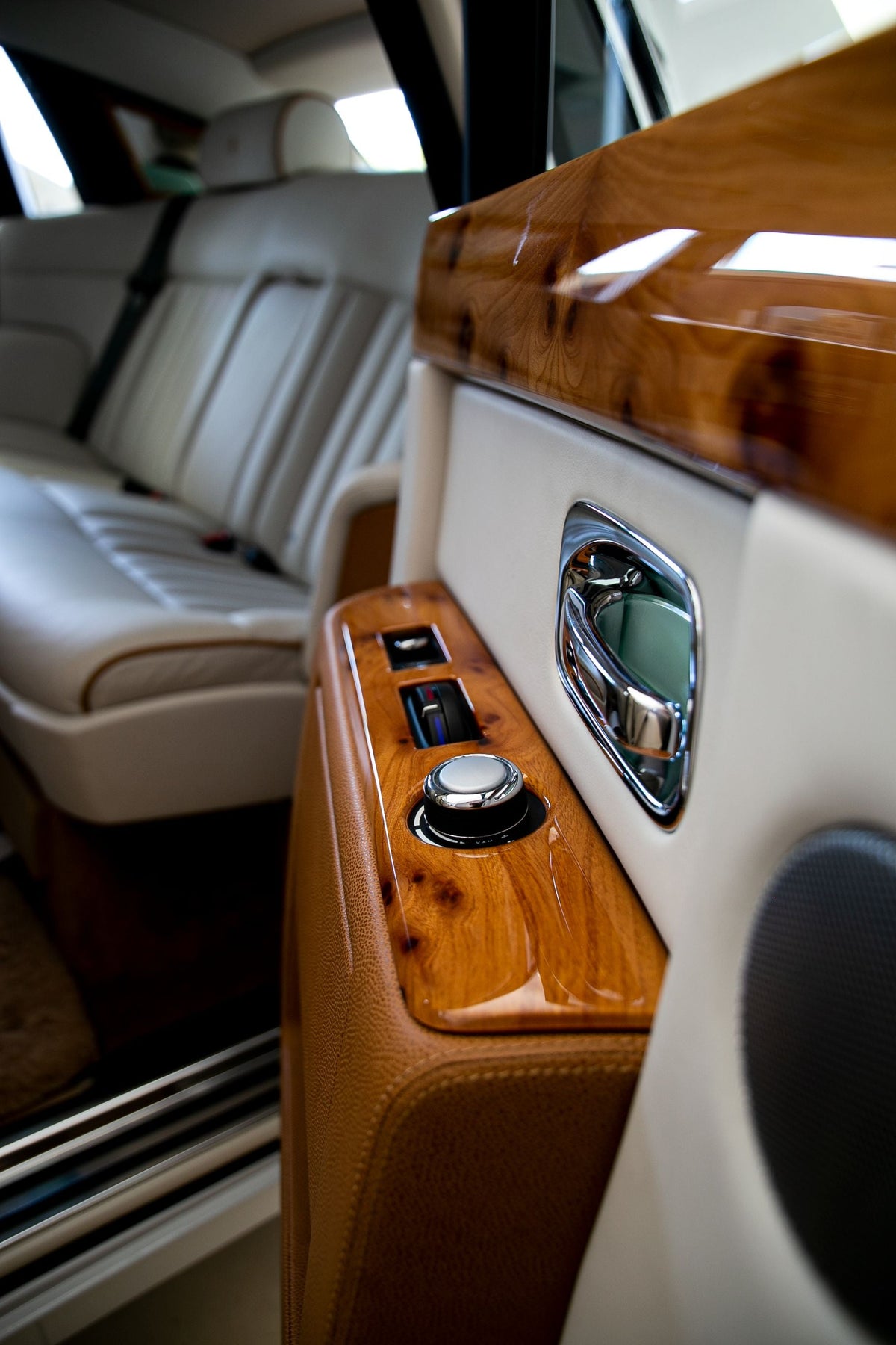 Console en bois poli d'un véhicule aménagé, emplacement type pour un diffuseur de parfum pour camping-car