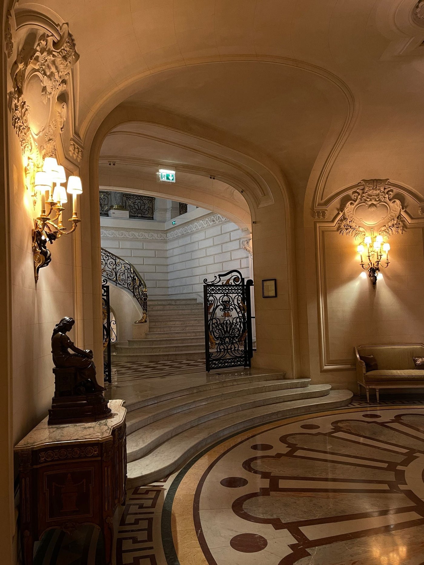 Hall d'hôtel élégant illustrant le parfum d'ambiance professionnel diffusé dans un espace d'accueil haut de gamme